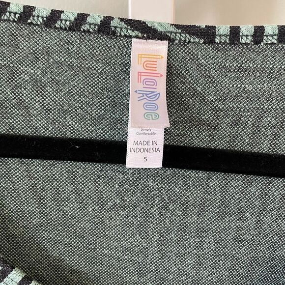 LuLaRoe Geometric Print Top - Picture 3 of 4